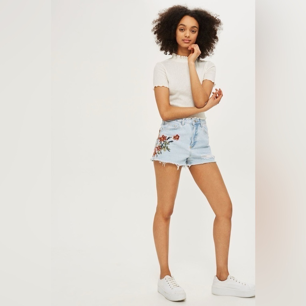 DEX embroidered denim shorts size 26